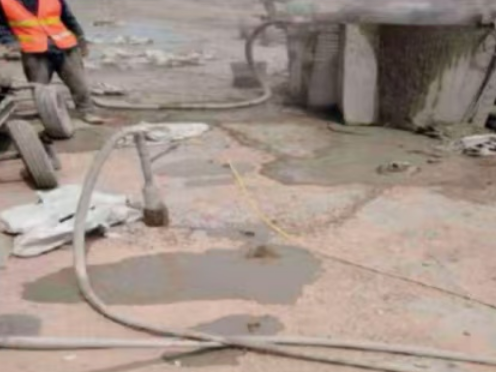 定海水泥混凝土路面板底注浆技术 路面脱空注浆整治方案